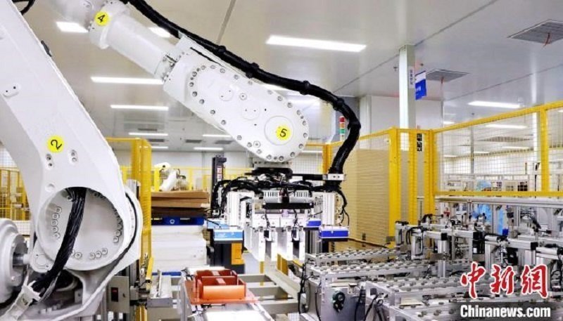 圖為資料圖，海辰儲能自動分檔打包機器人。?曾欣平供圖